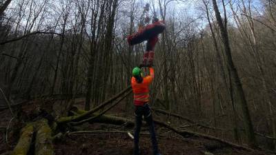 Lovca so z vitlom dvignili v helikopter in ga odpeljali v bolnišnico v Videm