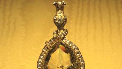 Detajl reprodukcije kultnega diamanta Florentinec