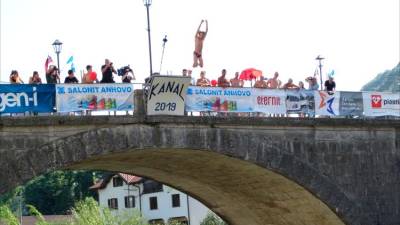 Prireditev, ki je nastala po vzoru skokov iz Mostarja, vsako leto v avgustu napolni bregove Soče z obiskovalci (KATJA ŽELJAN)