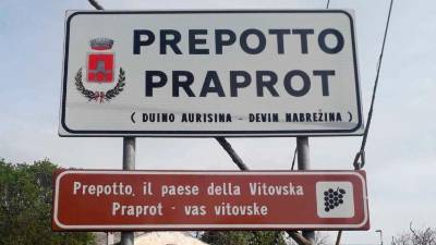 Tabla opominja, da je Praprot vas vitovske (ARHIV)
