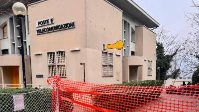 V dolinskem poštnem uradu se že več mesecev nič ne premika, pravijo krajani (R.P.)