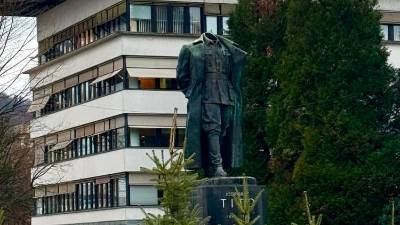 Poškodovani Titov spomenik (MIRO DROBNE/FACEBOOK)