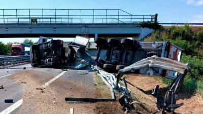 Prevrnjeni tovornjak s priklopnikom pri Vilešu (AUTOSTRADE ALTO ADRIATICO)