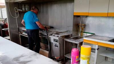 Čiščenje kuhinje, v kiosku k sreči ni izbruhnil požar (JUVENTINA)