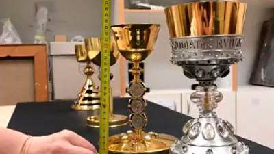 V okviru priprav na razstavo v Vatikanu so poskrbeli, da je bilo Plečnikovo sakralno posodje po potrebi skrbno očiščeno (MGML)