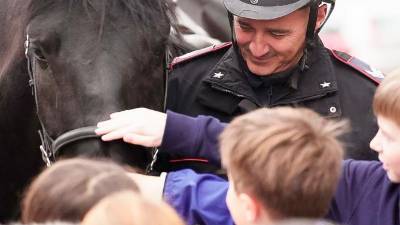 Učenci so bili navdušeni nad obiskom konjev (KARABINJERJI)