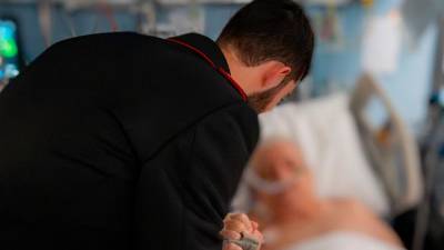 Eden od dveh karabinjerjev z moškim, ki sta mu rešila življenje (KARABINJERJI)