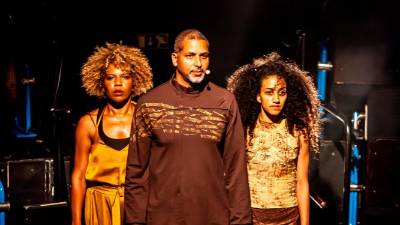 Sugestivno potovanje po Afriki skozi predsodke kolonializma