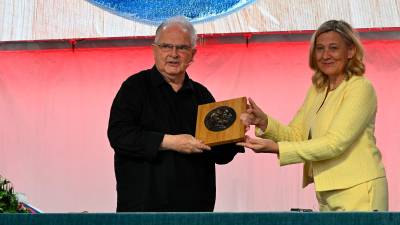Koroški duhovnik in misijonar Jože Kopeinig z ministrico za kulturo dr. Ignacijo Fridl Jarc (FOTODAMJ@N)