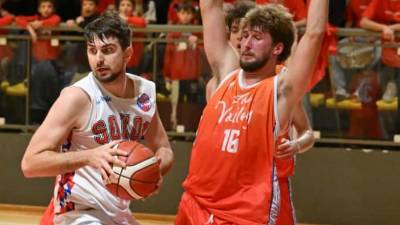 Sokolov kapetan Ivo Ušaj (levo) in Bregov košarkar Matija Terčon (FOTODAMJ@N)