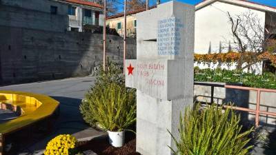 Spomenik padlim partizanom v Gročani (ARHIV)