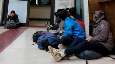 Migranti na tržaški železniški postaji (ARHIV)