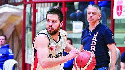 Jadranov organizator igre in kapetan Matija Batich, v ozadju trener Matija Jogan (FOTODAMJ@N)