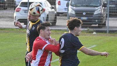 Krasov napadalec Etien Velikonja v zračnem dvoboju z gostujočo obrambo (FOTODAMJ@N)