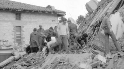 Posledice potresa, reševalci na delu na ruševinah (JANKO FURLAN)