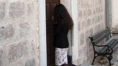 Dekle moli pred zaprto cerkvijo na Cresu - fotografija je simbolična (ANSA)