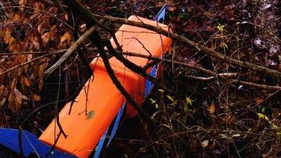 Karabinjerji so živobarvni stebriček našli v obcestnem jarku (KARABINJERJI)