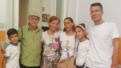 Gian Andrea Franchi in Lorena Fornasir (drugi in tretja z leve) z begunsko družino iz Irana (FACEBOOK/GIAN ANDREA FRANCHI)