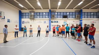 Filip Hlede nagovarja goste in igralce SloVolleyja (TIBALDI)