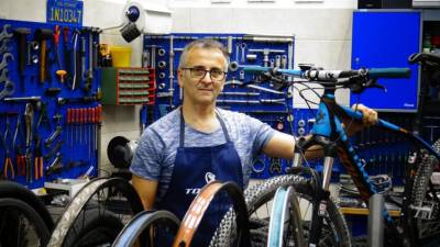 Giuliano Di Donato v svoji kolesarski delavnici v Trstu
