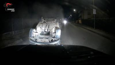 Avtomobil je med begom pred karabinjerji pristal na strehi (KARABINJERJI)