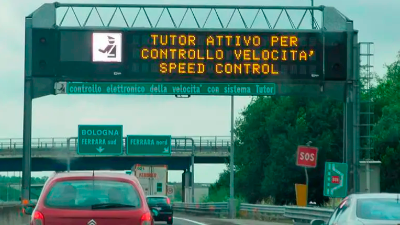 Na italijanskih avtocestah so sekcijsko merjenje hitrosti (safety tutor) uvedli med letoma 2004 in 2005 (ANSA)
