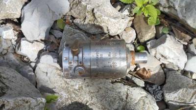 Nevaren predmet je ležal na kamnitem nasutju obcestnega parkirišča pri Mali Pristavi (PGD POSTOJNA)