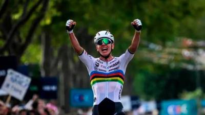 Tadej Pogačar je po svetovnem naslovu osvojil še naslov evropskega prvaka (JEFF PACHOUD / ANSA)