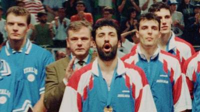 Vlade Divac med petjem jugoslovanske himne Hej Slovani (ZAJEM ZASLONA)