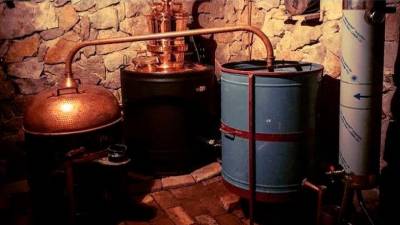 Najbolj v uporabi ostajajo tradicionalni bakreni destilacijski kotli, ki jih ogrevajo na plin, nekdaj na drva (MINISTRSTVO ZA KULTURO RS)