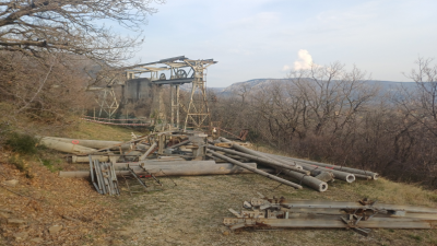 Lokalna policija je sprožila postopek za odstranitev ostankov tovorne žičnice