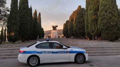 Moški je lokalnim policistom pokazal lažno vozniško dovoljenje in lažen osebni dokument