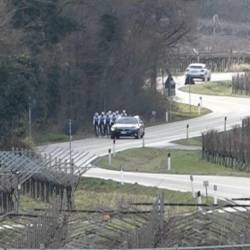 Voznik se je nevarno približal kolesarjem in dvakrat ustrelil s pištolo v zrak