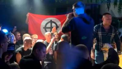 Med občinstvom je zaplapolala zastava s keltskim križem