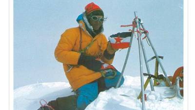 Nejc Zaplotnik je 13. maja 1979 ob 13.51 po nepalskem času sporočil vodji odprave Tonetu Škarji veselo vest, da so na vrhu Everesta
