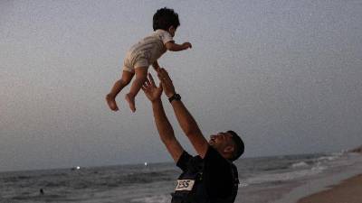 Nagrajena fotografija palestinskega fotoreporterja Haithama Imada (LUCHETTA)