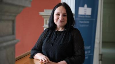 Dr. Janja Hojnik je redna profesorica na Pravni fakulteti Univerze v Mariboru