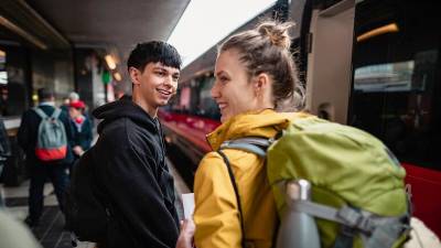 Pobuda DiscoverEU vabi 18-letnike na raziskovanje Evrope z brezplačnimi vozovnicami za potovanje z vlakom in drugimi ugodnostmi (ANSA)