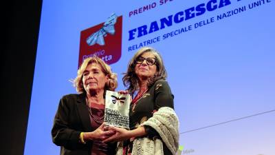 Predsednica fundacije Daniela Luchetta (levo) ob podelitvi lanske posebne nagrade Francesci Albanese, ki je bila deležna kritik desne sredine (Tedeschi/FotoDamj@n)