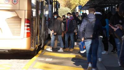 Študentje vstopajo na avtobuse pred goriško železniško postajo (BUMBACA)