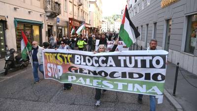 Protestniki so samodejno krenili do Velikega trga