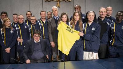 Ekipa »Athletica Vaticana« s predsednikom olimpijskega komiteja CONI Giovannijem Malagojem