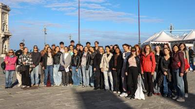 Švedski dijaki in dijaki liceja Prešeren na Velikem trgu v Trstu