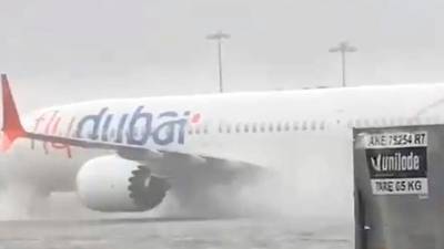 Poplavljeno letališče v Dubaju (ANSA)