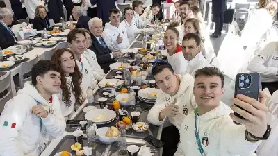 Italijanski olimpijci z italijanskim predsednikom republike Sergiom Mattarello v olimpijski kuhinji (ANSA)