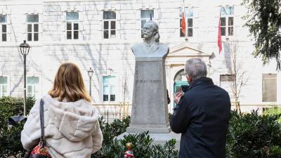 Odkritje prenovljenega kipa Attilia Hortisa na istoimenskem trgu
