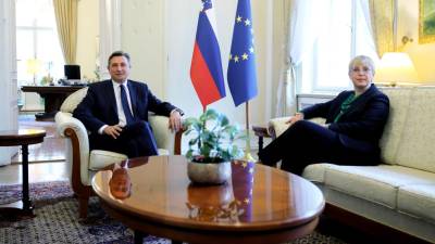 Odhajajoči predsednik Borut Pahor je danes sprejel novoizvoljeno predsednico Natašo Pirc Musar (DANIEL NOVAKOVIC/STA)