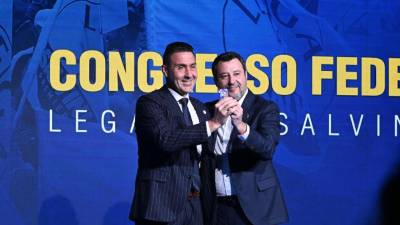 Vodja Lige Matteo Salvini (desno) je aprila lani Vannacciju izročil strankarsko izkaznico