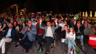 Slovenski in italijanski navijači na Trgu Evrope /Transalpina (BUMBACA)