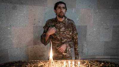 Ranjen vojak samooklicane armenske republike Arcah prižiga sveče v cerkvi v Stepanakertu (ROBERTO TRAVAN)